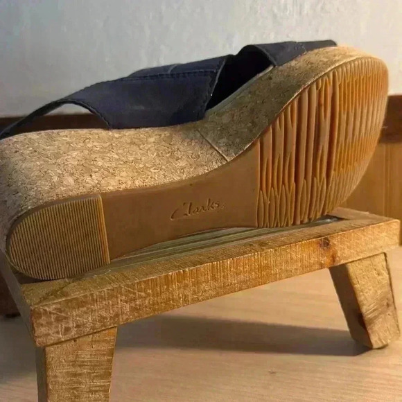 Clark’s Ultimate Comfort Blue Leather Wedge Sandals - Picture 5 of 7